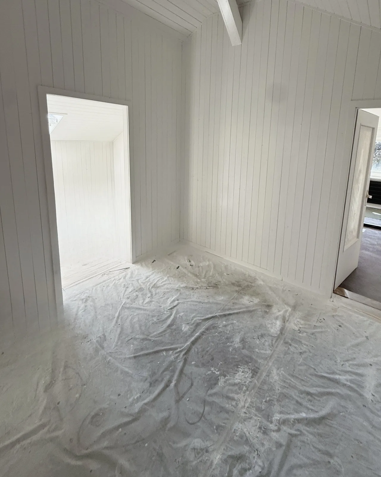 Couloir en lambris peint en blanc, après les travaux