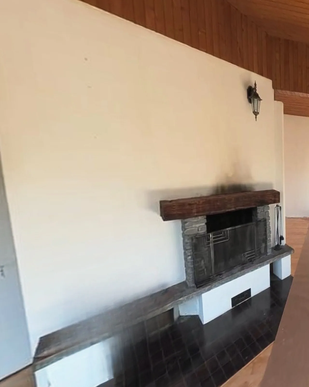 Mur de cheminée crème marqué de suie, avant les travaux