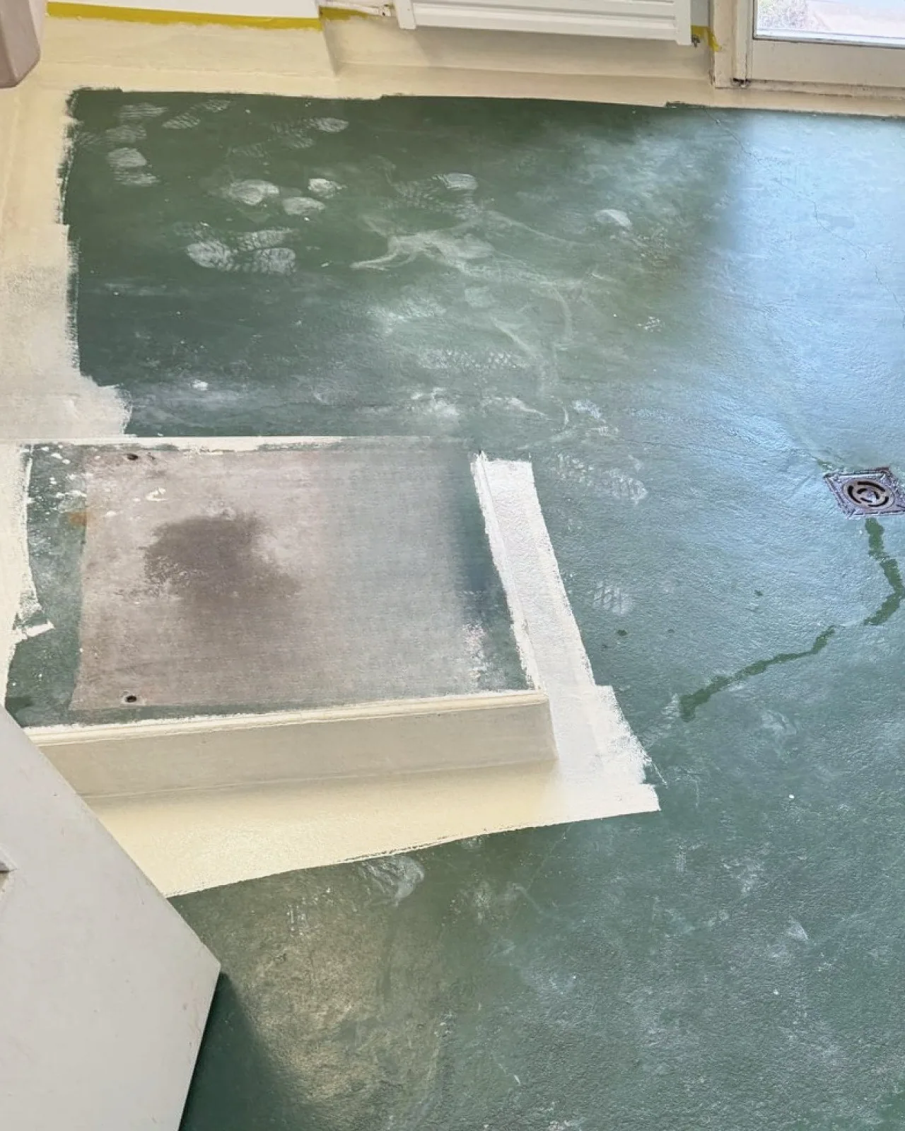 Sol de buanderie vert usé, avant les travaux