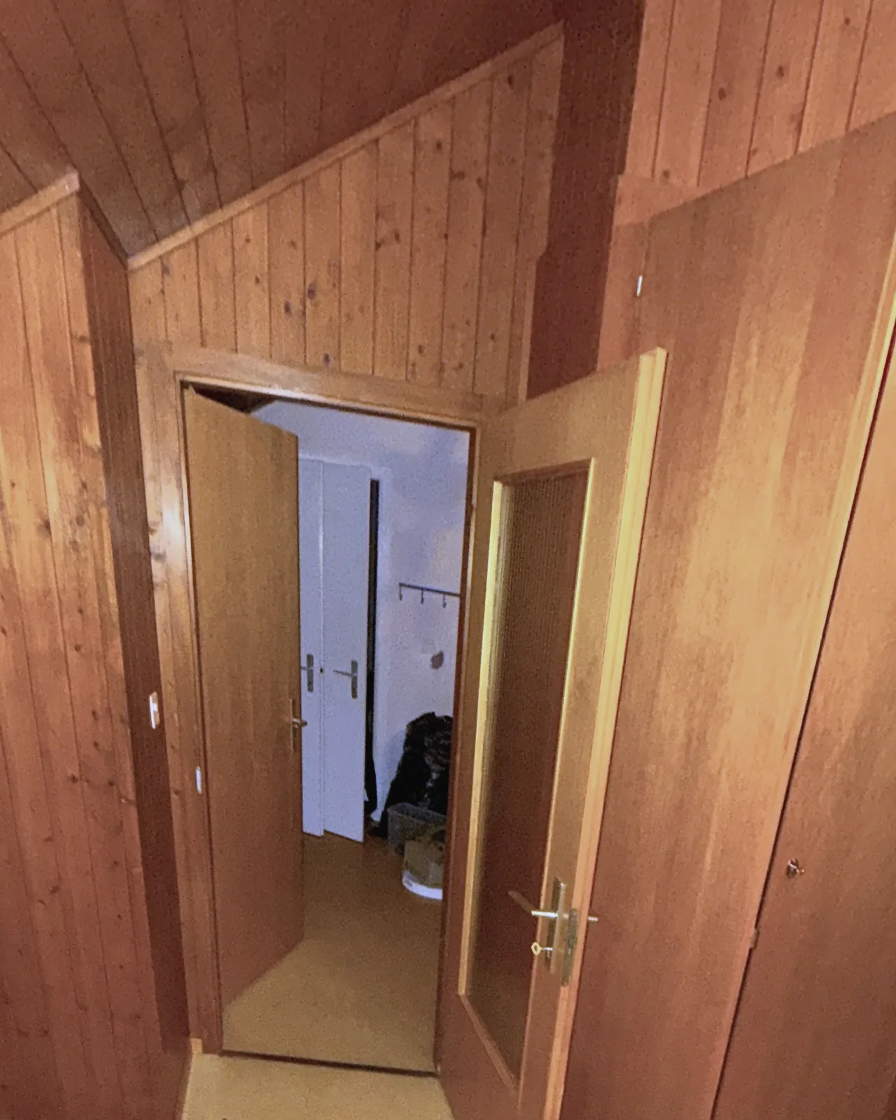 Porte et lambris de sapin vernis, avant les travaux